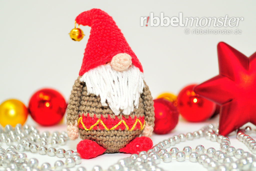 Amigurumi Crochet Mini Christmas Gnome "Samtan Salaputius"